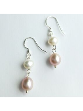 White and Blush Pink freshwater Pearl earrings 🆕